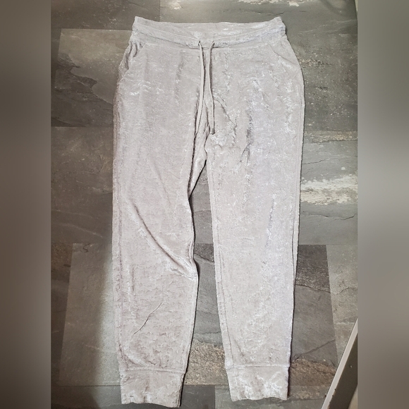 Lululemon Ready to Crush Jogger. Chrome (Light Grey, Silver). Velvet. 28". 12. - Picture 4 of 14